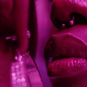 老头扒开粉嫩的小缝亲吻莫娜图片
