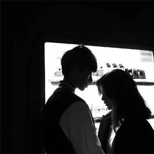 趴男朋友腿被脱裙打屁股视频
