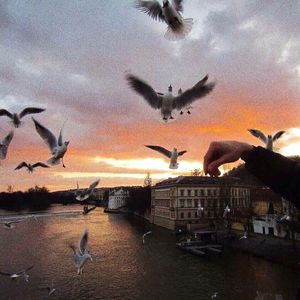 一边洗澡一边被c捏奶头视频
