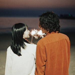 老头扒开粉嫩的小缝亲吻莫娜图片
